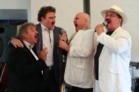 Na weselu Ryszarda Poznakowskiego śpiewają „Trubadurzy”. Razem po latach: Piotr Kuźniak, Krzysztof Krawczyk, Marian Lichtman i Sławomir Kowalewski. Kleszewo (mazowieckie), czerwiec 2011 r.