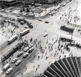 Aleje Jerozolimskie, widok skrzyżowania z ulicą Marszałkowską z budynku Universalu. Z prawej widoczny fragment Rotundy PKO, 1968 rok.