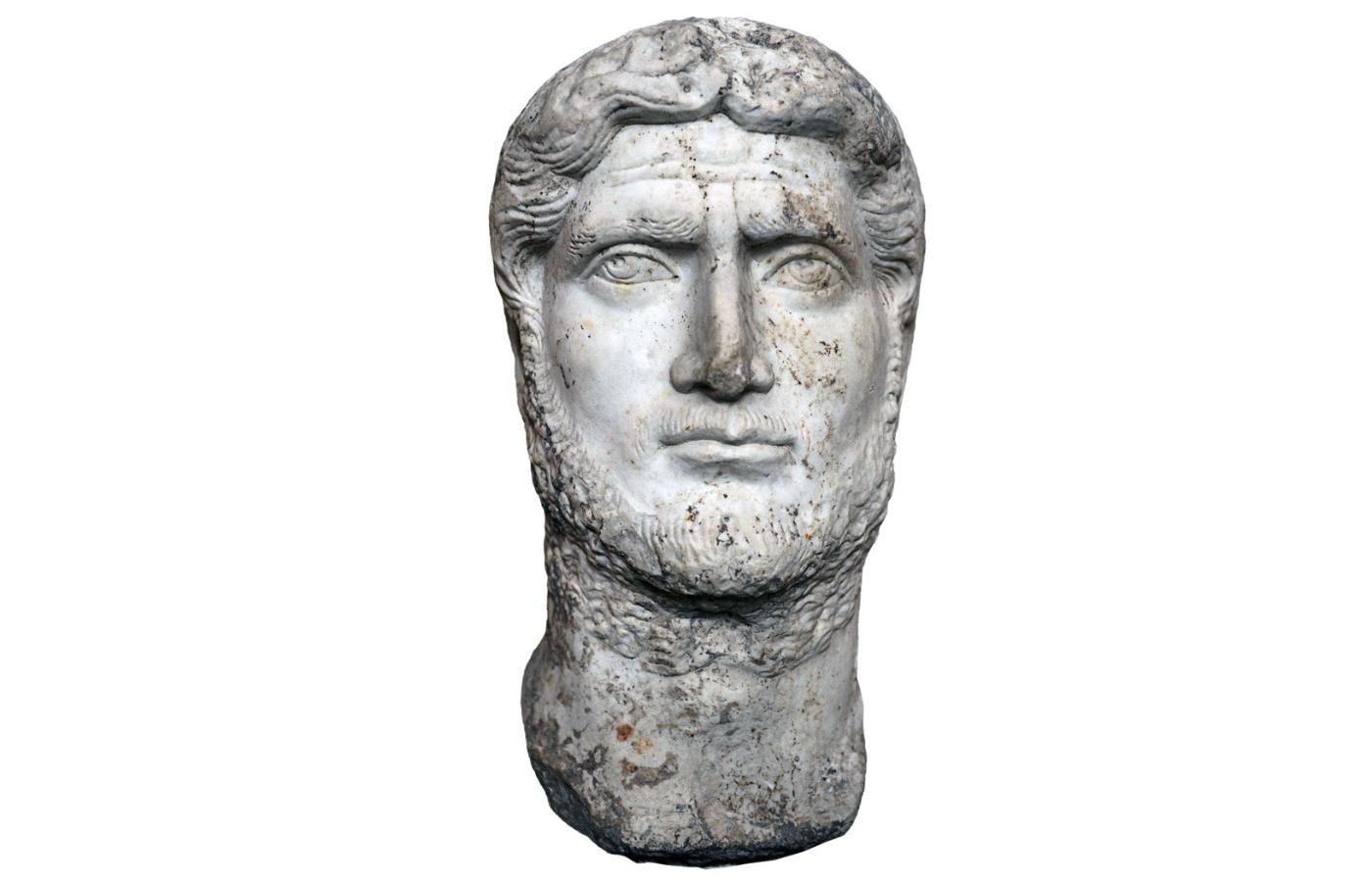 Zachowany fragment większej marmurowej rzeźby cesarza Galiena.