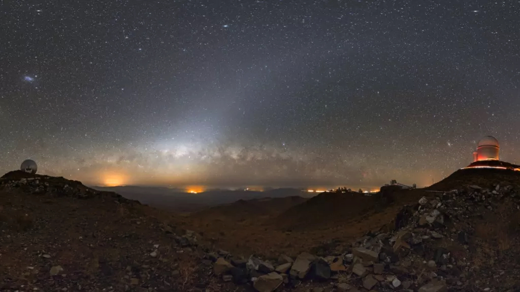 borde de la galaxia.  ¡mira al cielo!  ¿Qué es esta nube inusual en el horizonte?