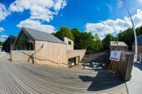 Miejsce wydarzeń: Służewski Dom Kultury w Warszawie, nasz zeszłoroczny laureat.
