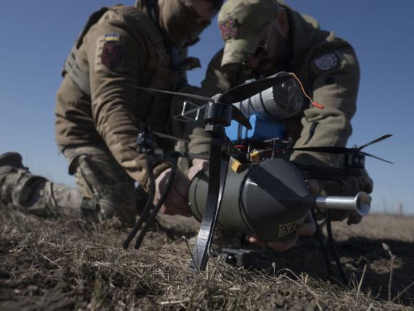 Ukraińscy żołnierze z 93. Brygady trenują z dronami sterowanymi przez światłowód w obwodzie donieckim.