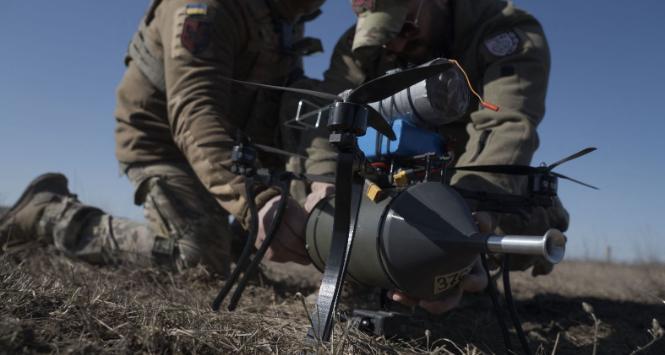 Ukraińscy żołnierze z 93. Brygady trenują z dronami sterowanymi przez światłowód w obwodzie donieckim.