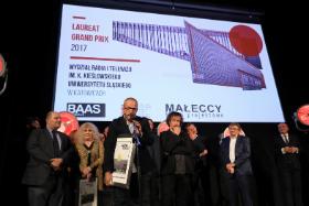 Nagrodę Grand Prix za projekt siedziby Wydziału Radia i Telewizji im. K. Kieślowskiego Uniwersytetu Śląskiego w Katowicach odebrali architekci z Grupa 5 Architekci (w imieniu pracowni podziękował Rafał Zelent), MAŁECCY biuro projektowe oraz przedstawiciele inwestora: prorektor UŚ prof. Michał Daszykowski i dziekan Wydziału Radia i Telewizji  prof. Krystyna Doktorowicz.
