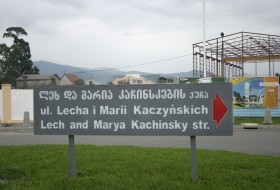 Dla Gruzinów Lech Kaczyński to bohater. Mówią o nim nasz gieroj. W 2010 r. w Tbilisi otwarto ulicę nazwaną jego imieniem. Jeden z piękniejszych bulwarów w Batumi również nosi imię Lecha i Marii Kaczyńskich.