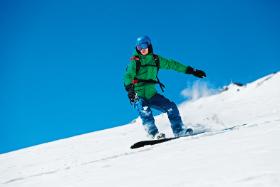 Według obiegowych opinii nauka jazdy na snowboardzie jest łatwiejsza.
