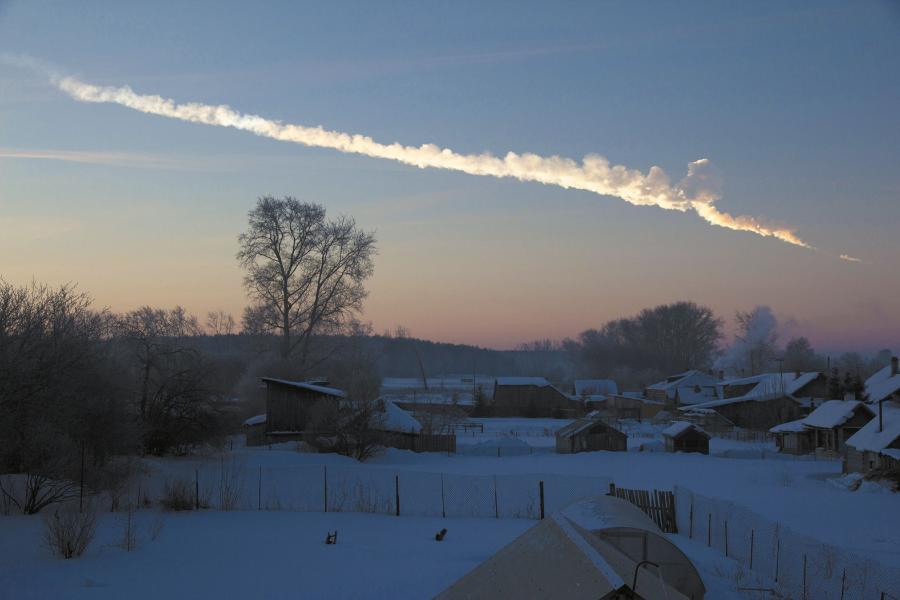 Rankiem 15 lutego 2013 roku planetoida o wielkości domu weszła w atmosferę ziemską i eksplodowała nad Czelabińskiem w Rosji. Wydarzenie to zwróciło uwagę na niebezpieczeństwa nadciągające z kosmosu.