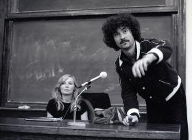 Piękność i przystojniak z lanserskim afro na głowie. Poznajecie? Z lewej Jadwiga Staniszkis, z prawej Włodzimierz Czarzasty. Zdjęcie wykonane w październiku 1981 r. na Uniwersytecie Warszawskim.