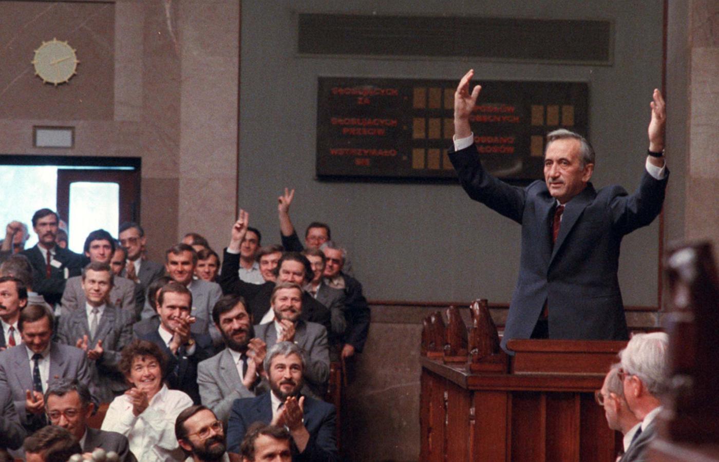 Tadeusz Mazowiecki po ogłoszeniu wyników głosowania nad powołaniem jego rządu 24 sierpnia 1989 roku. W tle po lewej stronie stoi Jacek Żakowski.