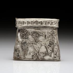 Kolejne znalezisko: srebran kaptorga, czyli pojemnik na amulety.