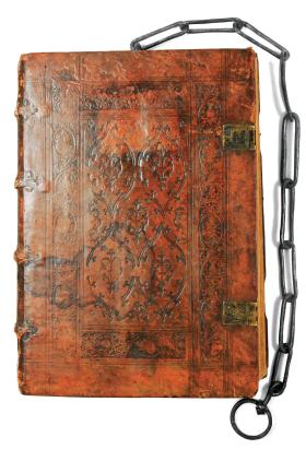 Księgi były tak cenne, że przypinano je do pulpitu łańcuchem.