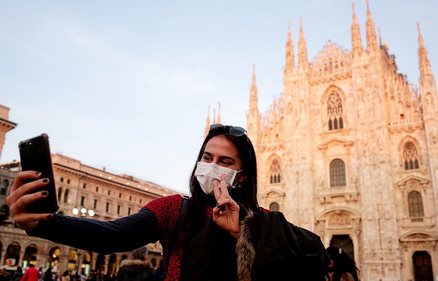 Turystka w Mediolanie. Epidemia koronawirusa trwa.
