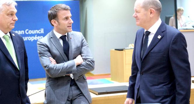 Premier Węgier Viktor Orbán, prezydent Francji Emmanuel Macron i kanclerz Niemiec Olaf Scholz. Szczyt UE, 21 marca 2024 r.