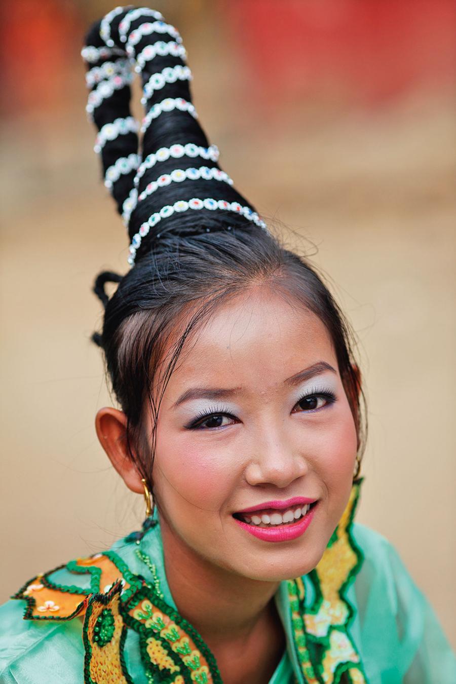Z okazji wejścia birmańskiego chłopca w dorosłość przygotowuje się wielkie przyjęcie. Głowy kobiet zdobią kunsztowne fryzury.