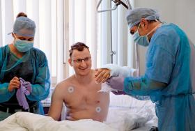 Piotr Tchórz po operacji przyszycia dłoni