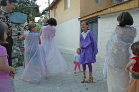 Dziewczynki przymierzają tradycyjne stroje Goranek - ubiera się je tylko w największe święta.