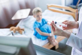 Mali pacjenci lepiej znoszą pobyt w szpitalu, gdy są przy nich rodzice.