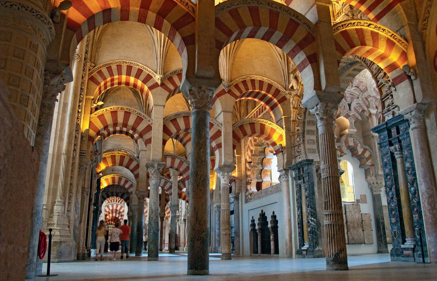 Wnętrze Wielkiego Meczetu w Kordobie przebudowanego na katedrę.