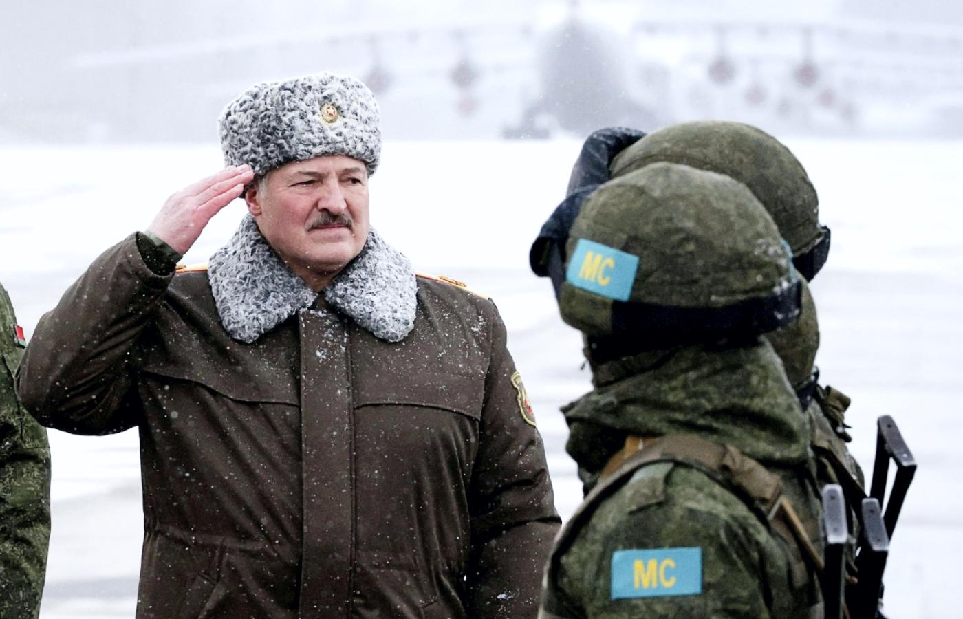 Aleksandr Łukaszenka i żołnierze sił pokojowych Organizacji Układu o Bezpieczeństwie Zbiorowym, 15 stycznia 2022 r.