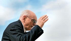 Wydawało się, że będzie zawsze, nawet gdy sylwetka pochylała się coraz bardziej, kiedy na twarzy pojawiały się nowe bruzdy, a w ręce laska.