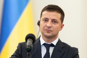 Prezydent Zełenski deklaruje gotowość do negocjacji, ale z jego obozu dochodzą głosy, że to pozory. Przyrzekł Ukraińcom pokój, więc musi pokazać, że robi wszystko, by go osiągnąć.