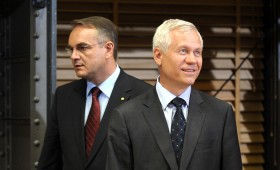 Wersja charytatywna: Kandydaci w potrzebie - to na nich Polacy przekażą swój 1 %. Wersja alkoholowa: 1 % - jednym uderza do głowy, innych zwala z nóg.