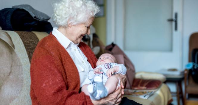 Poważnym problemem jest przemiana demograficznej struktury społeczeństwa. Szybko przybywa osób w wieku poprodukcyjnym, a maleją grupy ludzi młodych.