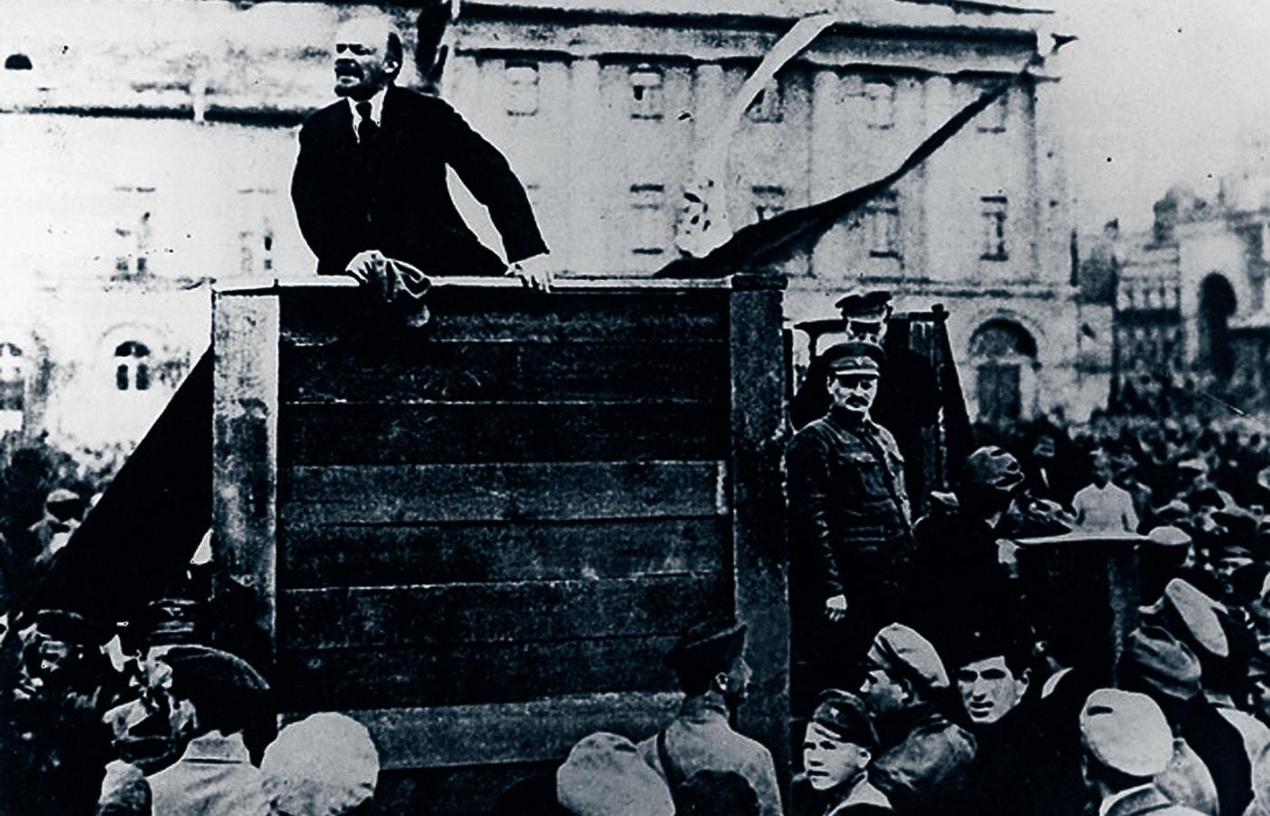 Czerwona twarz wrogiej Piłsudskiemu Rosji: Włodzimierz Lenin i Lew Trocki (na prawo od trybuny), 1 maja 1920 r.