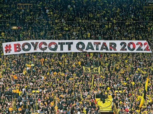 Kibice niemieckiej drużyny Borussia Dortmund na meczu z VfB Stuttgart 22 października 2022 r.