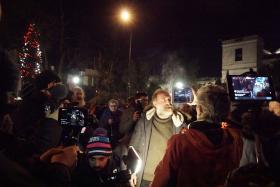 Wojciech Kinasiewicz po wyjściu spoza kordonu policyjnego