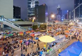 Gdy we wrześniu 2014 r. sprzeciw wobec ingerencji Pekinu pierwszy raz wylał się na ulice, światowe media ochrzciły go terminem „rewolucji parasolek”.