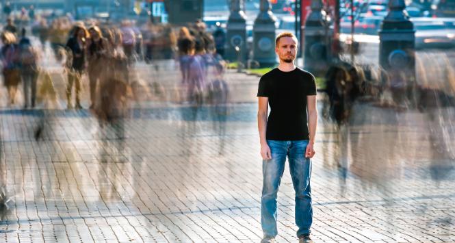 Nawet krótkotrwała, eksperymentalnie wywołana samotność może prowadzić do osłabienia adaptacyjnej reakcji fizjologicznej, która charakteryzuje zdrowe osoby.