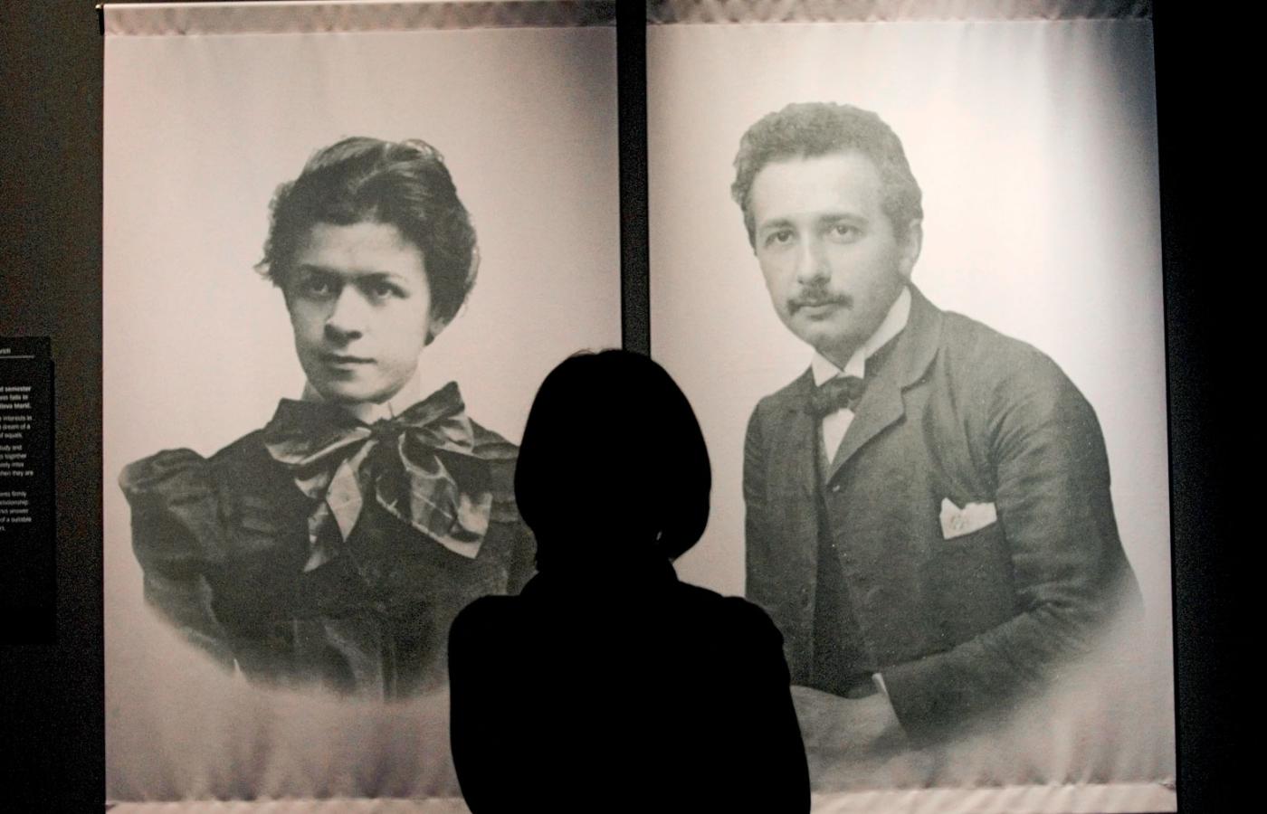 Fotografia Milevy i Alberta na wystawie w Muzeum Historycznym w szwajcarskim Bernie.