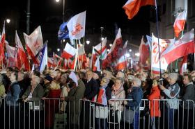 Zwolennicy PiS podczas przemówienia prezesa Jarosława Kaczyńskiego na obchodach siódmej rocznicy katastrofy smoleńskiej.