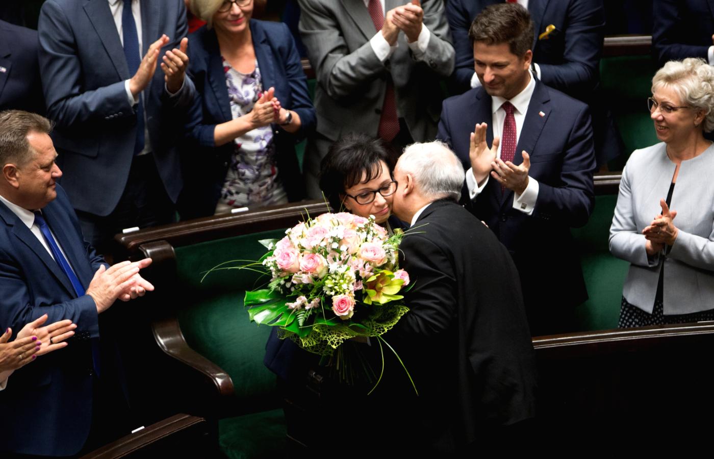 Elżbieta Witek została nowym marszałkiem Sejmu. Przyjmuje gratulacje od Jarosława Kaczyńskiego.
