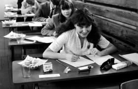 W 1968 r. katowiccy maturzyści mierzyli się z tematem „Adam Mickiewicz jako szermierz idei postępu i braterstwa ludów”, w stanie wojennym warszawscy dostali: „Śpiew z pożogi” – zaduma nad losem i twórczością pokolenia Kolumbów”.