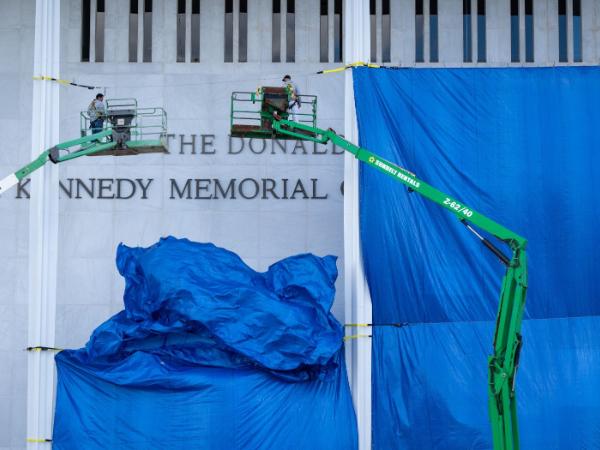 Ekipa robocza dodaje „Donald J. Trump” do nazwy Centrum Sztuk Scenicznych im. Kennedy’ego w Waszyngtonie. 19 grudnia 2025 r.