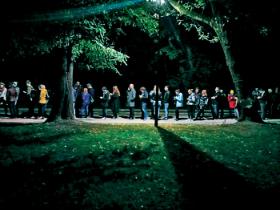 Fani twórczości Klocucha czekają na wejście pod Zamkiem Ujazdowskim.