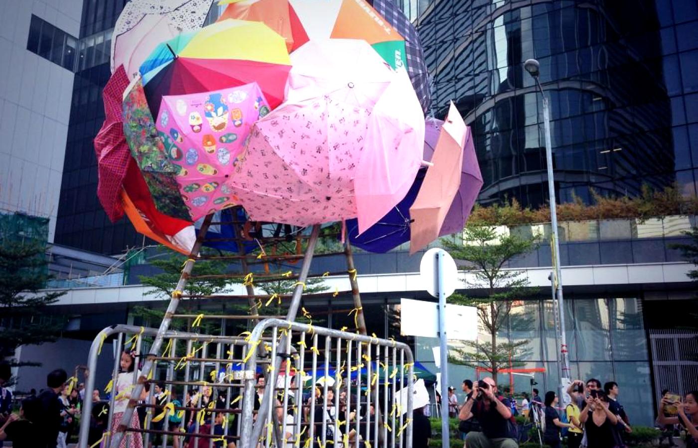 Uliczne dzieło sztuki wykonane z parasoli – symboli protestów nazywanych „Parasolową rewolucją”.
