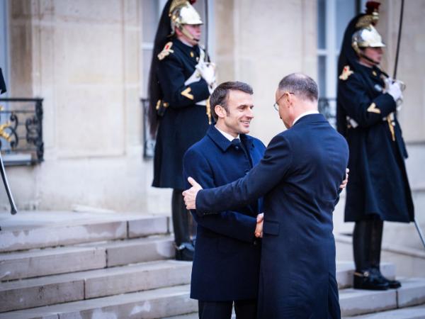 Prezydent Francji Emmanuel Macron przyjmuje w Pałacu Elizejskim prezydenta Andrzeja Dudę w ramach konferencji poświęconej wsparciu Ukrainy. 26 lutego 2024 r.