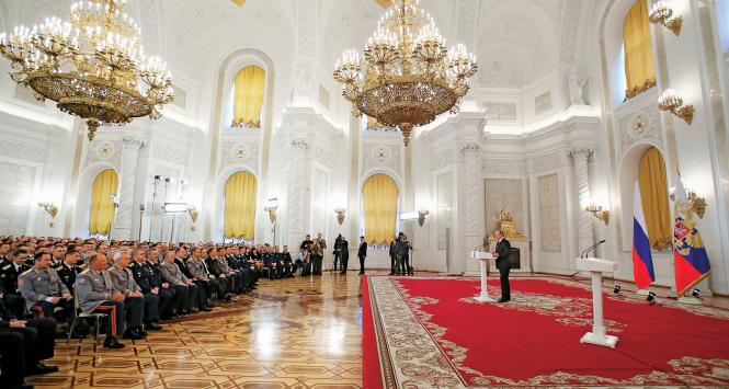 Putin przemawia do oficerów na uroczystości wręczenia odznaczeń za operację wojskową w Syrii. Jakie będą mieli zadania w tym roku?