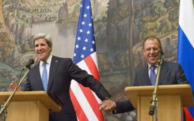 Siergiej Ławrow negocjuje dziś z Johnem Kerrym, swym amerykańskim odpowiednikiem, jak w niełatwych warunkach wojny domowej zneutralizować syryjską broń chemiczną.