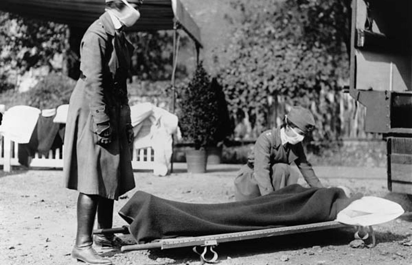 Pielęgniarki amerykańskiego Czerwonego Krzyża demonstrują sposób postępowania z zarażonymi na grypę. Źródło: Wiki