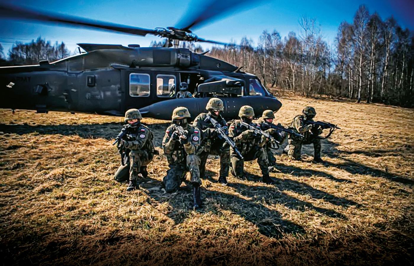 Wspólne ćwiczenia żołnierzy polskiej 18. Dywizji Zmechanizowanej i 82. Dywizji Powietrznodesantowej USA w Bieszczadach, 22 marca 2022 r.