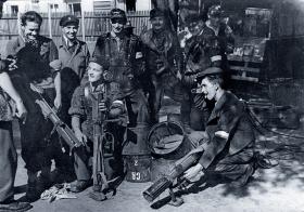 Żołnierze baonu Czata z bronią ze zrzutów.