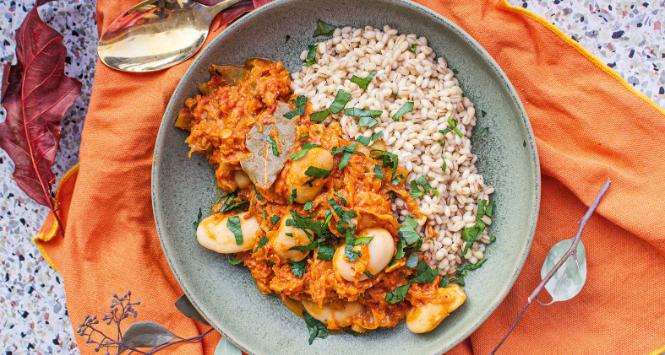 Ragoût podawaj z kaszami lub grubym makaronem.