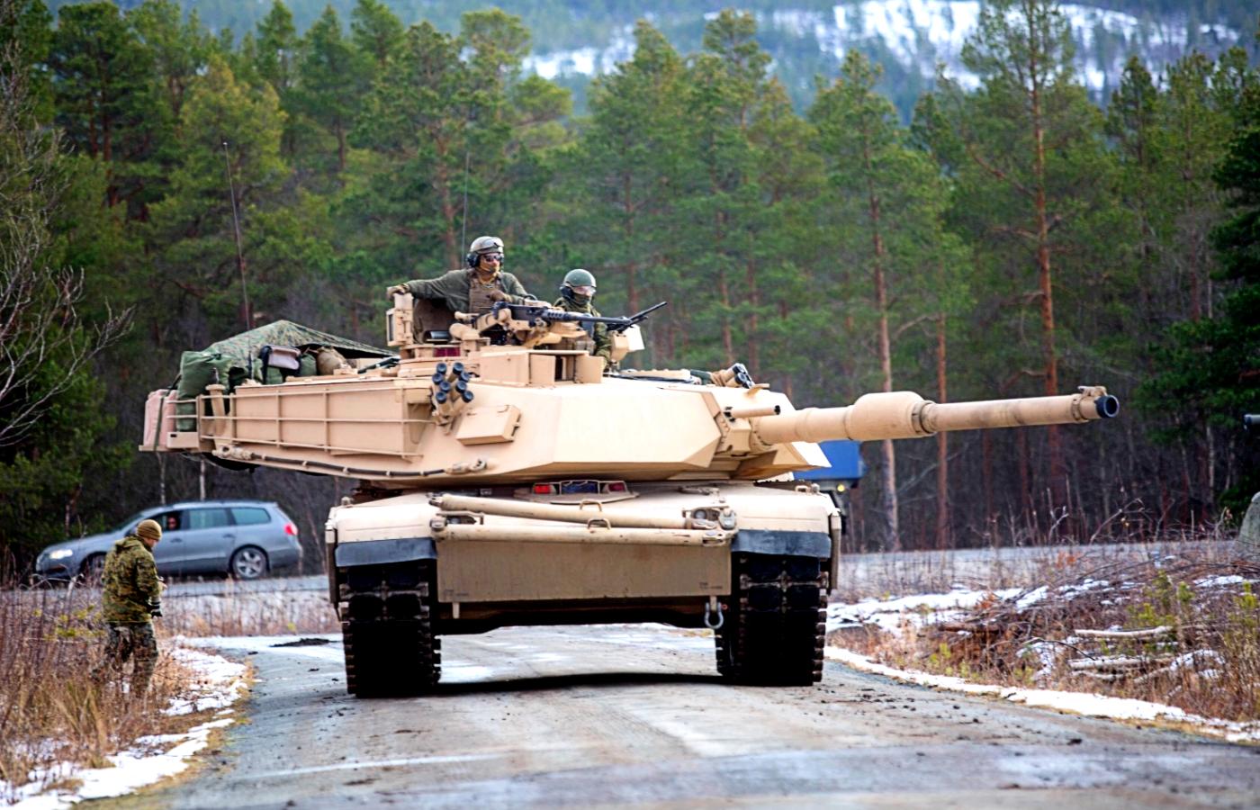 Czołg Abrams M1A1 amerykańskich marines podczas ćwiczeń w Norwegii w 2018 r.