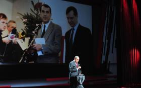 Zdzisław Pietrasik. W tle materiał z cyklu: Tacy byliśmy jeszcze wczoraj...