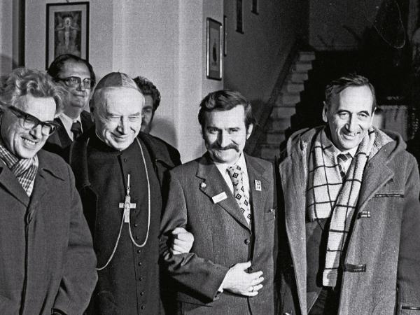 Warszawa, 1980 r. Prymas Wyszyński gości w swojej rezydencji Andrzeja Gwiazdę, Lecha Wałęsę, Tadeusza Mazowieckiego. Solidarnościowa opozycja, choć różnorodna światopoglądowo, zawsze starała się być z Kościołem blisko.