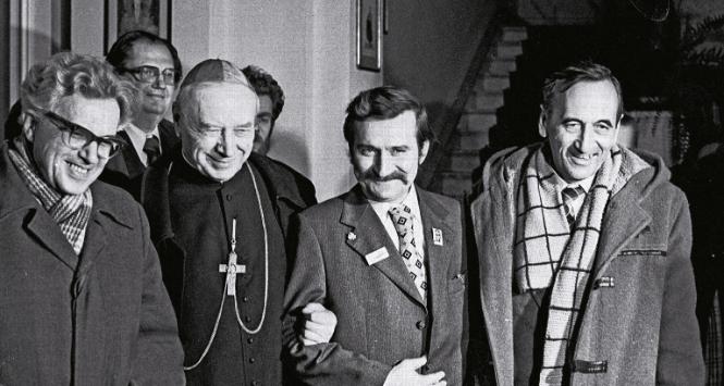Warszawa, 1980 r. Prymas Wyszyński gości w swojej rezydencji Andrzeja Gwiazdę, Lecha Wałęsę, Tadeusza Mazowieckiego. Solidarnościowa opozycja, choć różnorodna światopoglądowo, zawsze starała się być z Kościołem blisko.